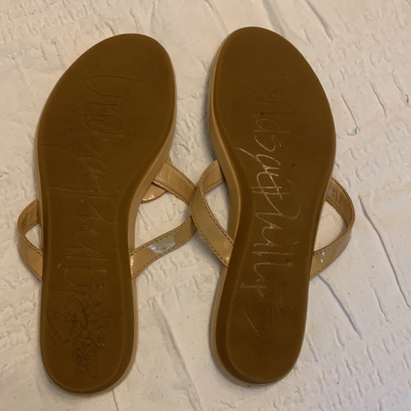 LINDSAY PHILLIPS medallion tan patent sandals thongs size 9.5 - Picture 10 of 11